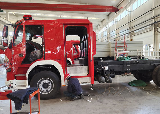 Carbon Steel 7600L Water 400L Foam Fire Truck 1.0Mpa