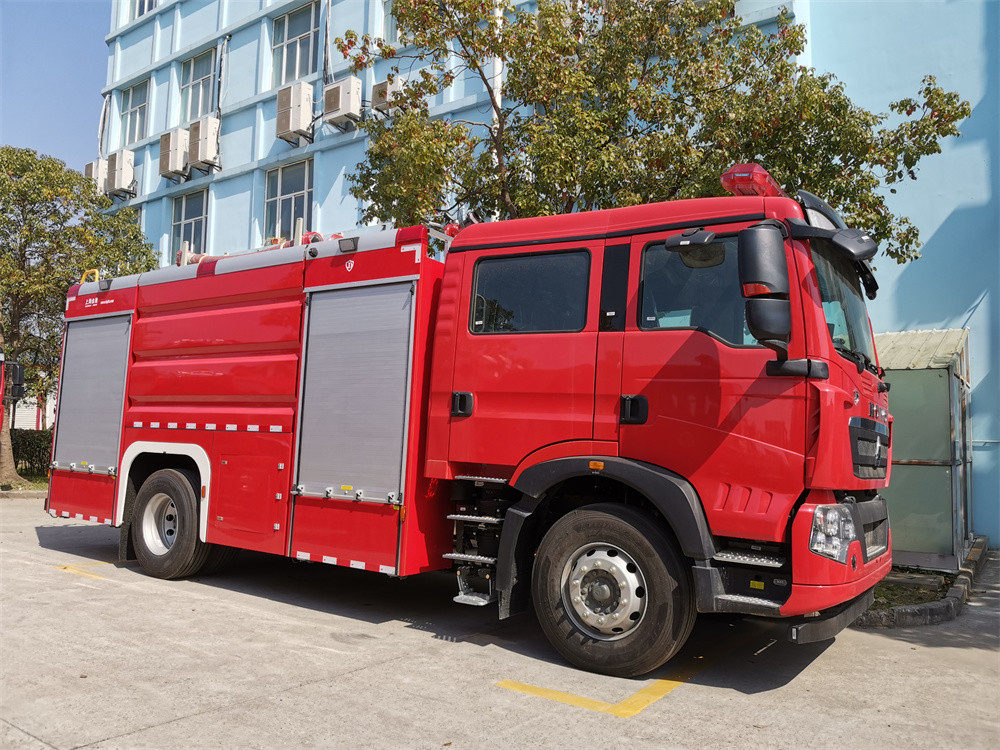 Two Row Cab 4×2 Drive Water Tanker Fire Truck With Manual Fire Monitor 60L/s