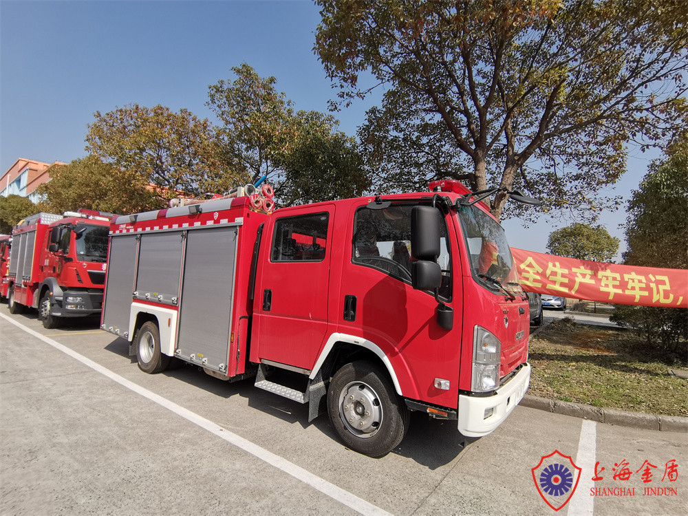 Isuzu Chassis 4x2 Drive Commercial Fire Engine equipped with Pump Flow Rate 30 L/s