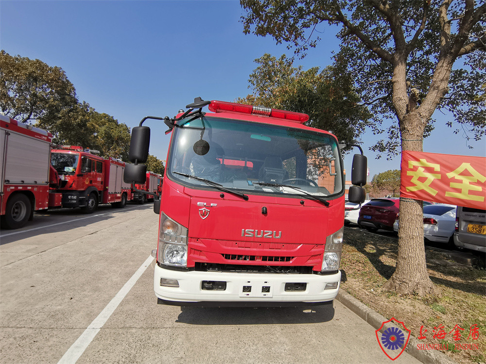 Reliable Commercial Fire Trucks with 3500L Fire Extinguisher and Two Rows Cab 6 Seats