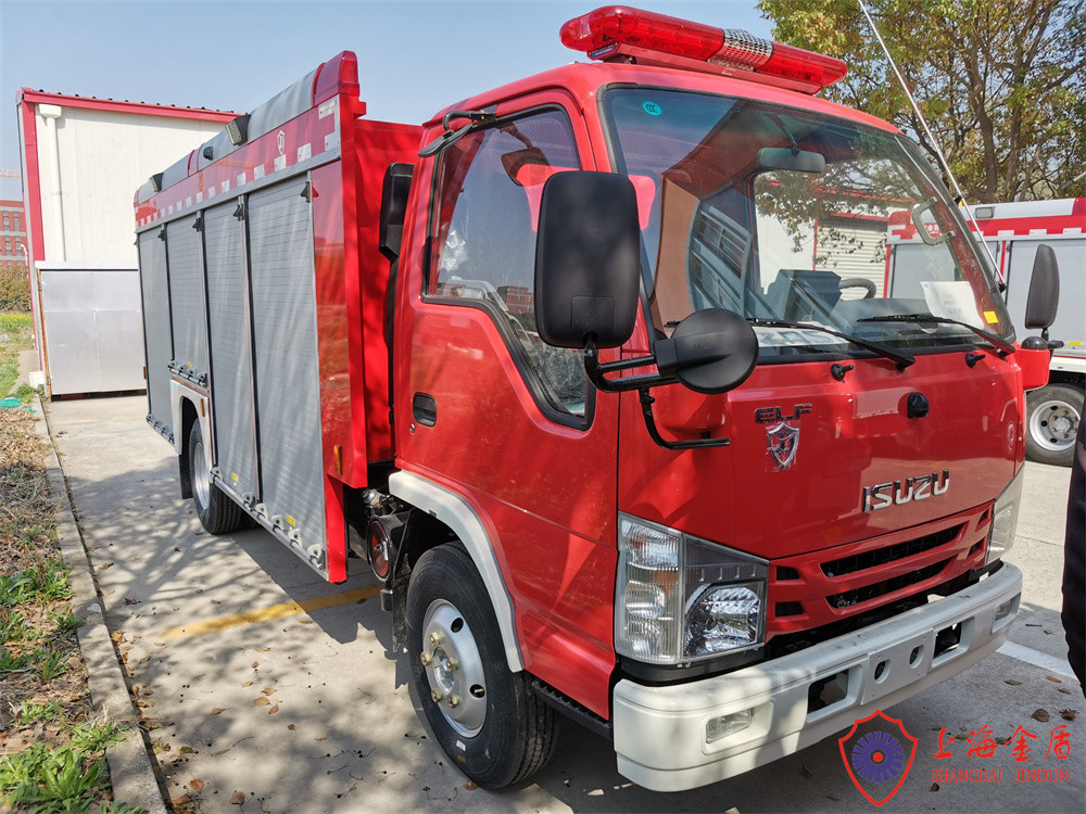 Shanghai Jindun 4x2 Isuzu Big Fire Trucks , 8126×2480×3350mm Fire Tender Vehicle
