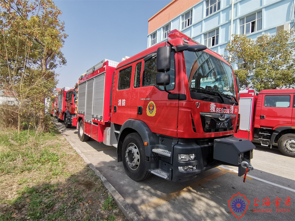 MAN Chassis 4x2 Drive 213Kw Emergency Rescue Firefighting Vehicle With Crane