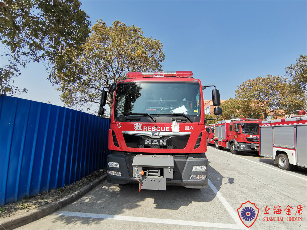 MAN Chassis 213kw Emergency Rescue Fire Vehicle With 5440kg Traction Winch