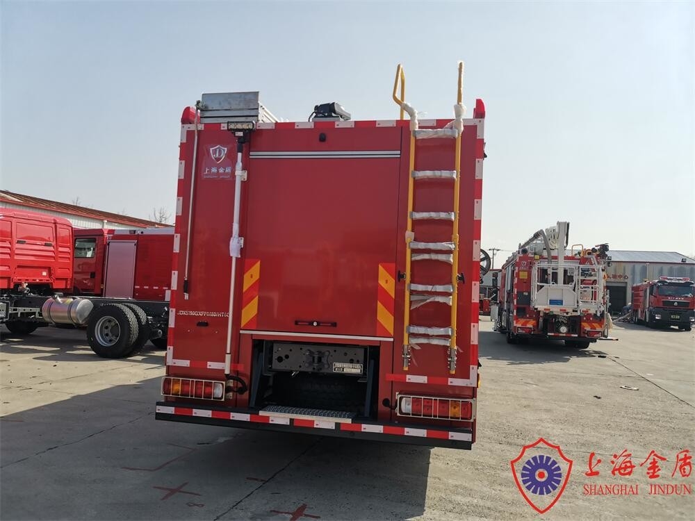 8000 Litre Manual Gear Water Foam Fire Fighting Engines With Huge Extinguishant