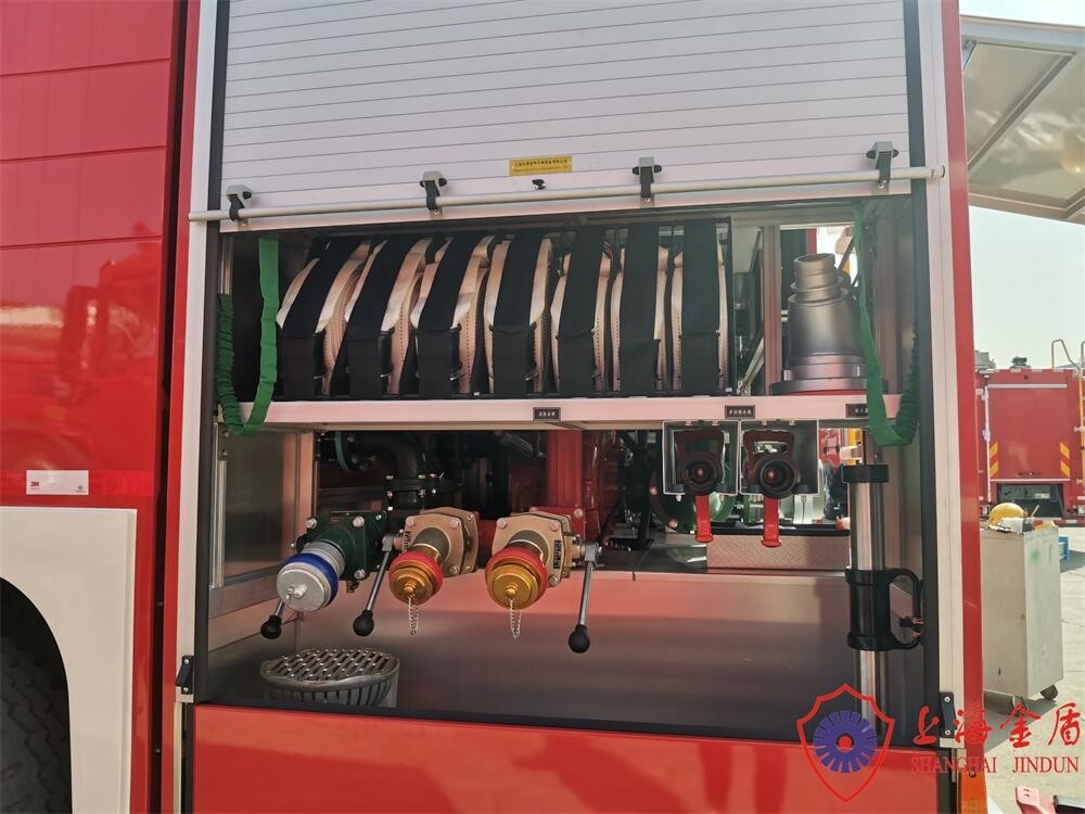 3500 Liters Water and Foam Commercial Firefighting Vehicle with Puml Flows 30L/s
