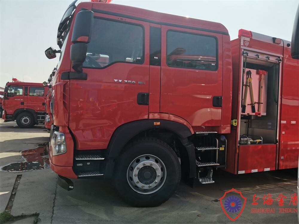 Stainless Steel Municipal Water Foam Fire Truck Six Seats 6000L