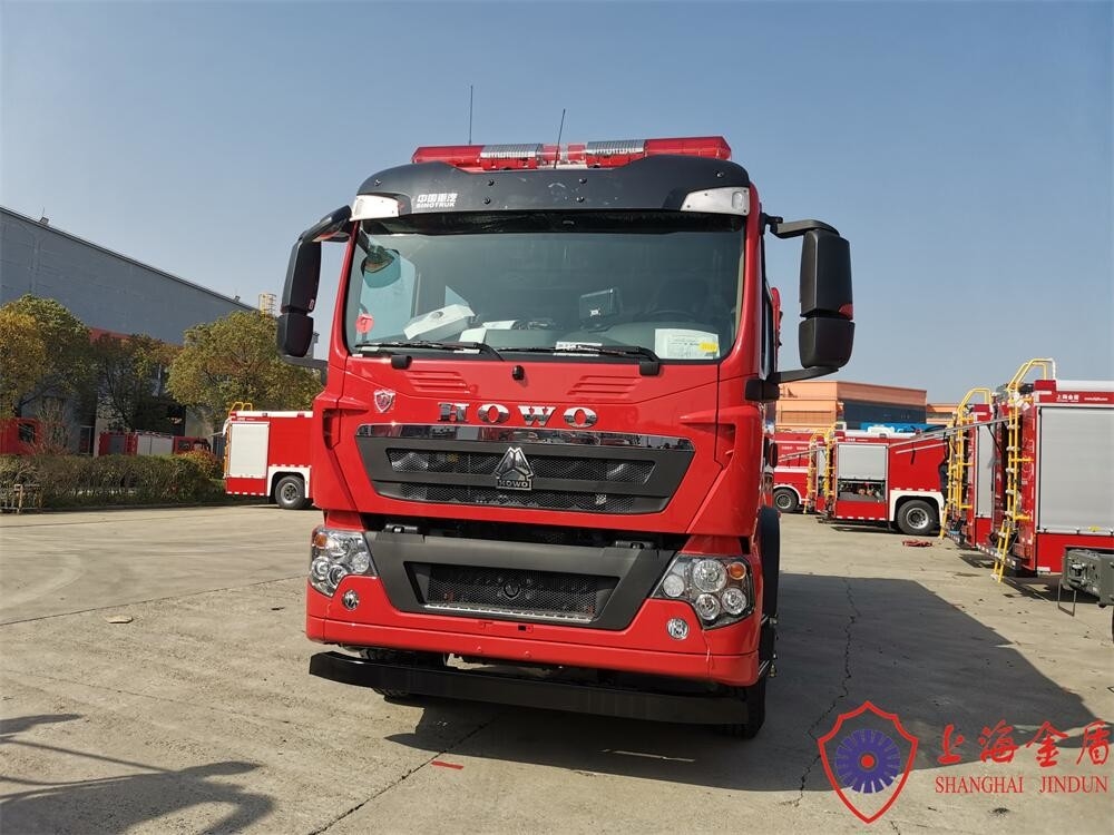 Industrial 206kw Water Foam Fire Truck Double Cabin Howo Chassis 4×2 Drive