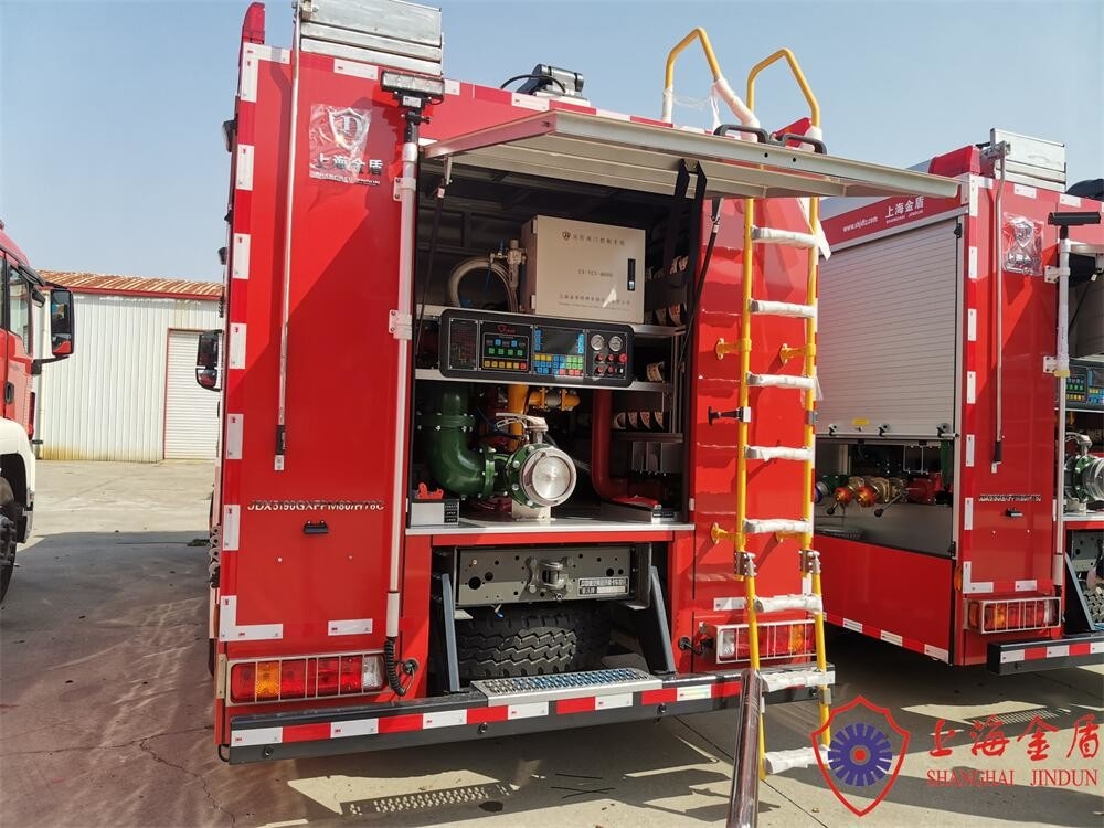 Light Duty 4×2 Drive 8000L Foam Fire Fighting Truck With Manual Fire Monitor